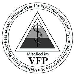 Rundes Logo des VFP mit Dreieck, Blitz und Schrift in Schwarz und Weiß.